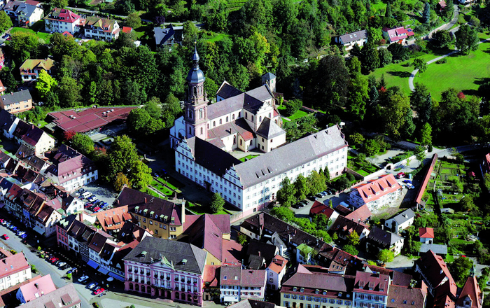 Blick aus der Luft auf das Kloster, den Campus Gengenbach